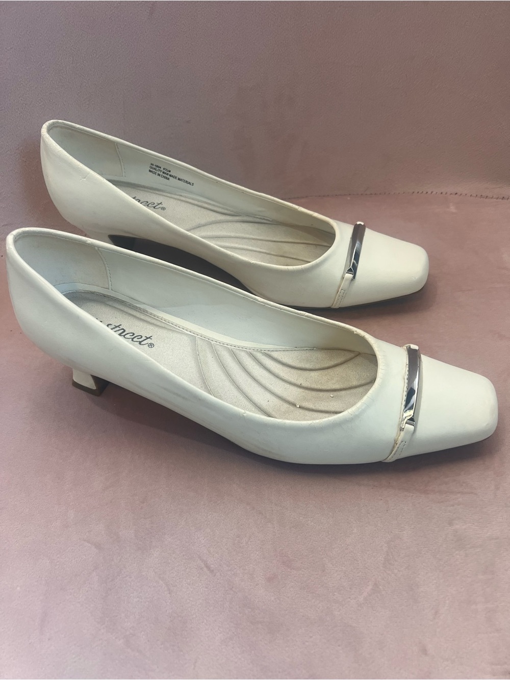 Classic Women's White Low Heel Pumps with Silver Accent - Vintage Appeal